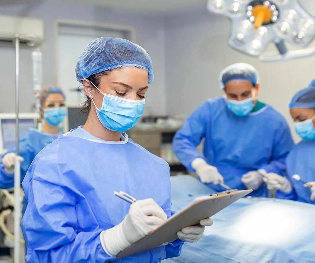 Profesional veterinario registrando datos en quirófano - Zootek